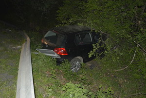 Zdjęcie kolorowe wykonane w porze nocnej przedstawia miejsce zdarzenia drogowego w miejscowości Huwniki oraz samochód marki Volkswagen Golf w granatowym kolorze tuż po zdarzeniu