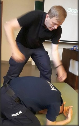 Policjanci uczyli seniorów jak się bronić, wykorzystując metody samoobrony