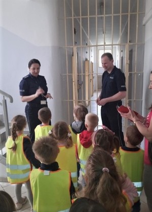 Dzieci z przedszkola zwiedzają Komendę Powiatową Policji w Przeworsku
