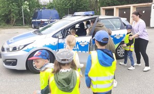 Dzieci z przedszkola zwiedzają Komendę Powiatową Policji w Przeworsku
