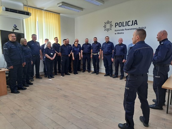 na fotografii kadra kierownicza KPP Mielec podczas zbiórki z okazji objęcia stanowiska I zastępcy komendanta powiatowego policji w Mielcu