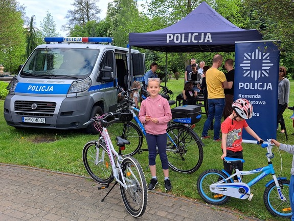 policjanci podczas działań profilaktycznych w parku Oborskich, na fotografii dzieci, rowery, radiowóz, policjanci podczas spotkań z mieszkańcami