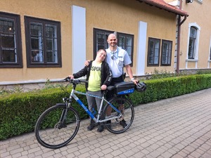 policjanci podczas działań profilaktycznych w parku Oborskich, na fotografii chłopiec z funkcjonariuszem z policyjnego patrolu rowerowego