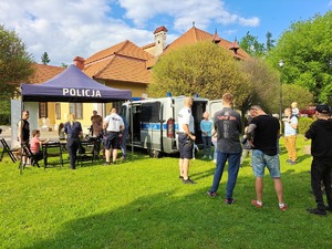 policjanci podczas działań profilaktycznych w parku Oborskich, na fotografii dzieci, rowery, radiowóz, policjanci podczas spotkań z mieszkańcami