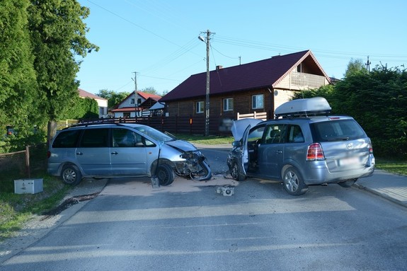 uszkodzenia powypadkowe uczestniczących w zdarzeniu opla i volkswagena