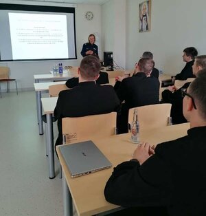 Funkcjonariusze Wydziału Prewencji KWP w Rzeszowie na szkoleniu poświęconym nieletnim i przemocy w rodzinie, funkcjonariusze i uczestnicy znajdują się w sali