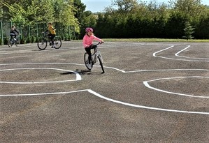 Praktyczny egzamin na kartę rowerowe- uczeń jeździ na rowerze po torze