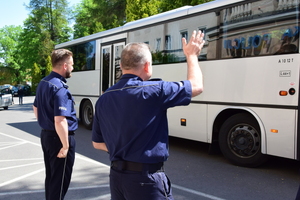 Policjanci żegnają rodziny uchodźców z Ukrainy.