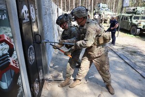 na fotografii dwóch żołnierzy podczas  ćwiczeń z zakresu wejść siłowych i odblokowywania obiektów