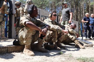 na fotografii żołnierze podczas  ćwiczeń z zakresu wejść siłowych i odblokowywania obiektów