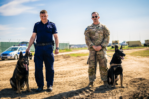 na zdjęciu policjant oraz żołnierz amerykański, obaj ze swoimi psami służbowymi