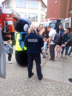 Maskotka Pingwin wraz z policjantką podczas spotkania z uczestnikami festiwalu
