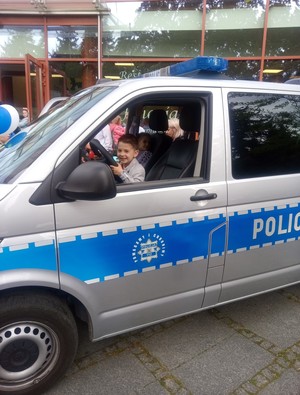 na zdjęciu dzieci w policyjnym radiowozie