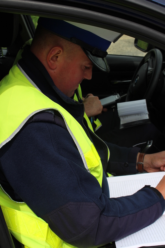 Policjanci ruchu drogowego z grupy SPEED kontrolują prędkość kierowców