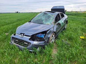 rozbity samochód stojący na polach