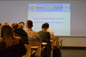 Szkolenie wychowawców kolonijnych. Na zdjęciu podinsp. Alina Pieniążek z Wydziału Prewencji KWP w Rzeszowie i uczestnicy szkolenia