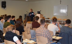 Szkolenie wychowawców kolonijnych. Na zdjęciu podinsp. Alina Pieniążek z Wydziału Prewencji KWP w Rzeszowie i uczestnicy szkolenia