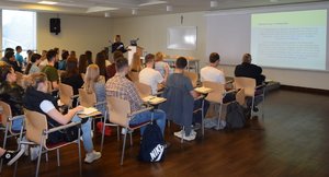 Szkolenie wychowawców kolonijnych. Na zdjęciu podinsp. Alina Pieniążek z Wydziału Prewencji KWP w Rzeszowie i uczestnicy szkolenia