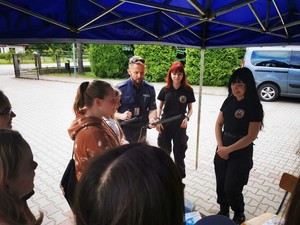 policjant wśród młodzieży podczas spotkania przy namiocie profilaktycznym