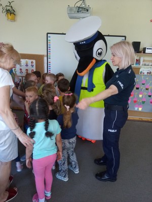 Maskotka Pingwin podczas spotkania z dziećmi