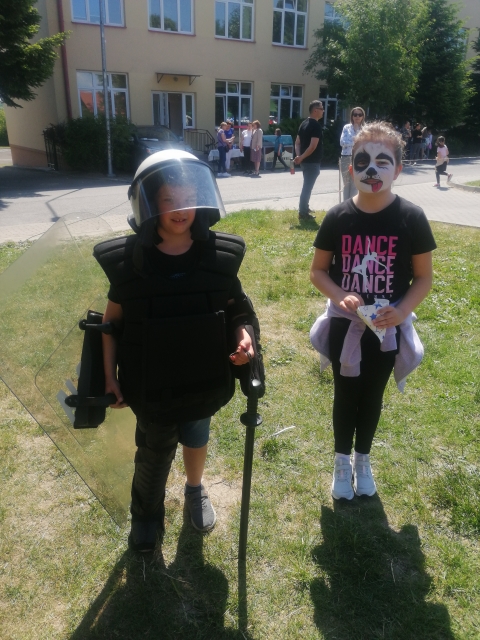 Dzieci ubrane w sprzęt policyjny