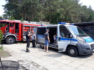 na zdjęciu policyjny radiowóz oraz wóź straży pożarnej na strzelnicy w Mielcu