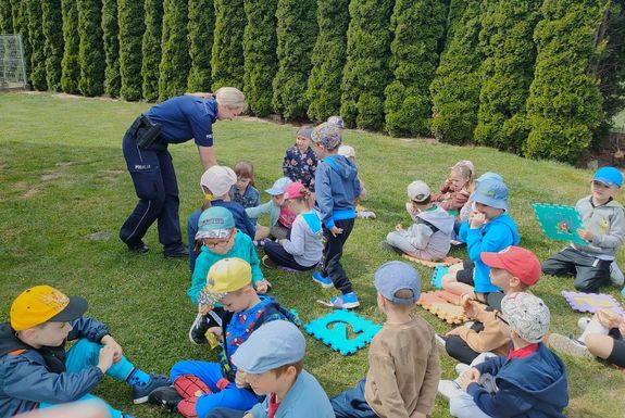 Policjantka z dziećmi na pikniku