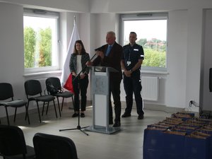 stojący przy mównicy Starosta Jasielski, Pani Dyrektor MDK w Jaśle oraz Komendant Powiatowy Policji