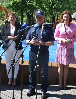 Posiedzenie Zarządzania Kryzysowego w Stalowej Woli. Na zdjęciach Komendant Wojewódzki Policji w Rzeszowie, wojewoda podkarpacki i przedstawiciele innych służb podczas pikniku zorganizowanego w ramach poprzedzających działań "Bezpieczne wakacje"