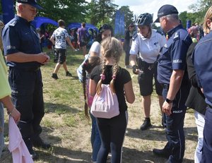 Komendant wojewódzki i powiatowy ze Stalowej Woli w towarzystwie policjantów i osób biorących udział w pikniku
