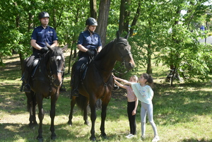 Patrol konny w towarzystwie dzieci