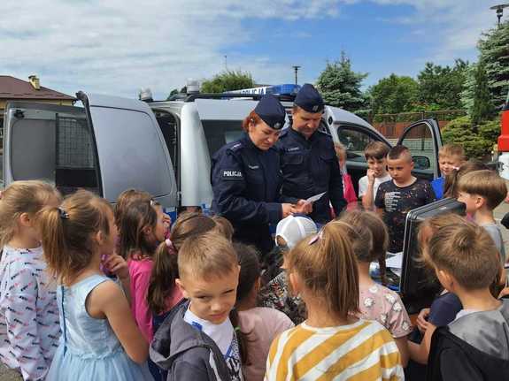Zdjęcia ze spotkania  policjantów w Szkole Podstawowej w Cmolasie i Przedszkolu nr 3 w Kolbuszowej