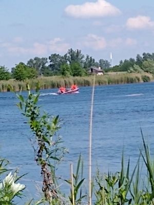 Zbiornik wodny na którym widoczna jest łódź ratunkowa