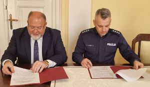 Burmistrz Jarosławia i Komendant Powiatowy Policji w Jarosławiu zapoznają się z dokumentem