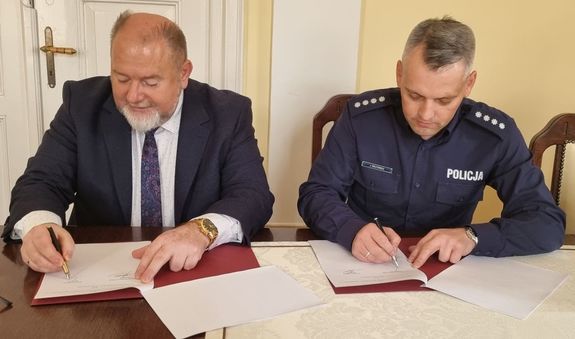 Burmistrz Jarosławia i Komendant Powiatowy Policji w Jarosławiu pospisują dokument