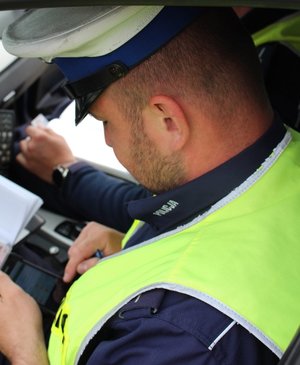 Policjanci ruchu drogowego kontrolują prędkość kierowców