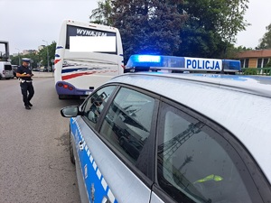 na zdjęciu radiowóz oraz kontrolowany bus, policjanci podczas kontroli