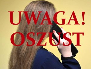 Zdjęcie kolorowe przedstawia kobietę stojącą frontem która w reku trzyma telefon komórkowy w czarnym kolorze. Kobieta ma długie blond włosy i ubrana jest w ciemną bluzkę. Na środku zdjęcia widnieje napis w czerwonym kolorze „UWAGA! OSZUST”