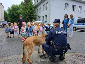 na zdjęciu przewodnik psa służbowego z psem i dziećmi