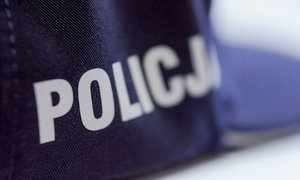 Umundurowanie policyjne i napis Policja