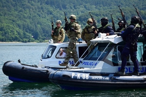 Policjanci i amerykańscy żołnierze podczas wspólnych ćwiczeń na Zalewie Solińskim