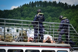 Policjanci i amerykańscy żołnierze podczas wspólnych ćwiczeń na Zalewie Solińskim