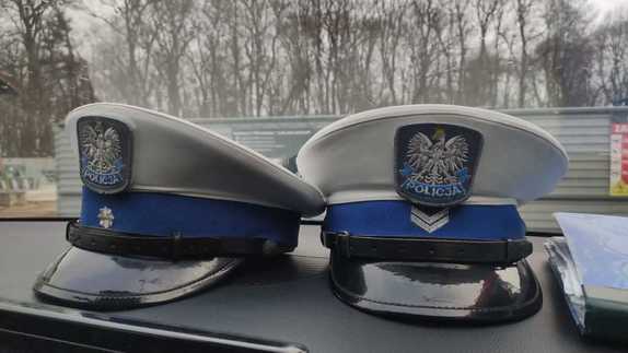 na zdjęciu dwie policyjne czapki funkcjonariuszy ruchu drogowego z dystynkcjami