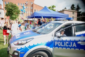 Zdjęcie kolorowe wykonane w porze dziennej przedstawiają teren boiska szkolnego Niepublicznej Szkoły Salezjańskiej w Przemyślu na którym odbywa się piknik rodzinny pod nazwą „Augustiada”