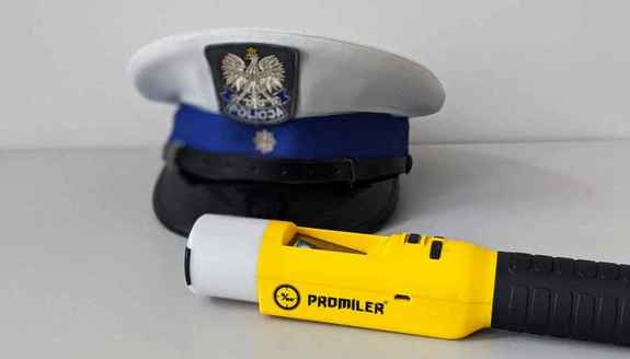 Czapka policjanta ruchu drogowego i urządzenie do pomiaru stanu trzeźwości.