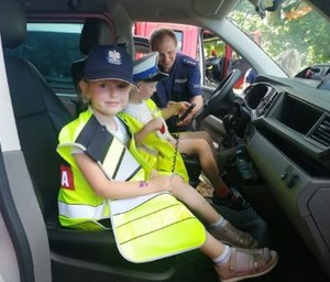 Dzieci przymierzający strój policjanta
