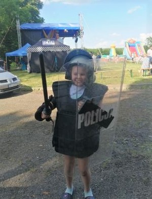 Dzieci przymierzający strój policjanta