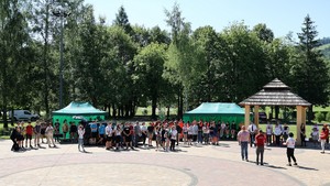 Widok na Park Pod Dębami w Ustrzykach Dolnych na placu którego zgromadzeni są uczestnicy mistrzostw w udzielaniu pierwszej pomocy