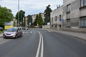 Zdjęcie kolorowe przedstawia oznakowane przejście dla pieszych przy ul. Boh.Getta  w Przemyślu- miejsce zdarzenia drogowego (potracenie pieszej)