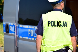 policjant przy radiowozie